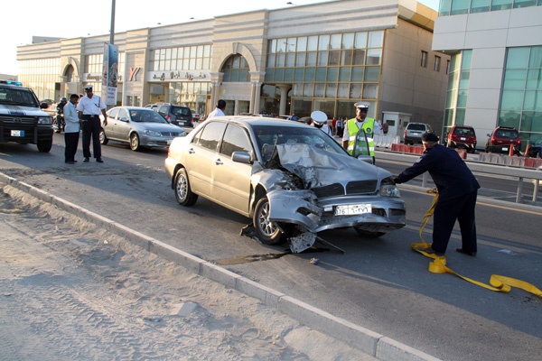 إصابة شاب بحريني اصطدم بسيارته حافلة