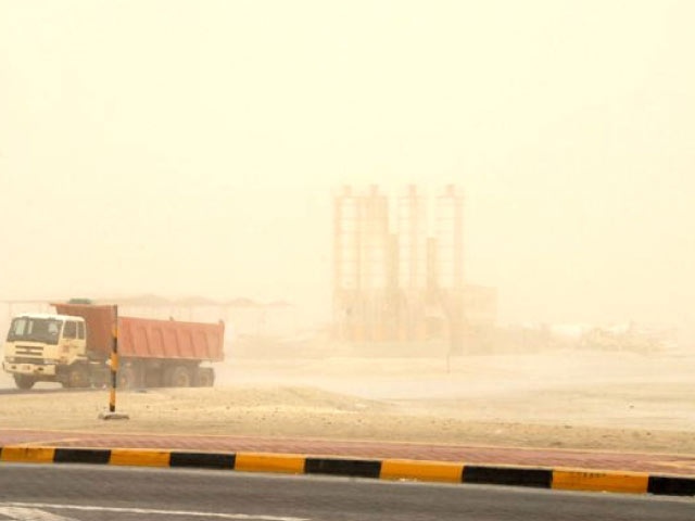 انعدمت الرؤية  جراء الغبار   (تصوير: أحمد آل حيدر)