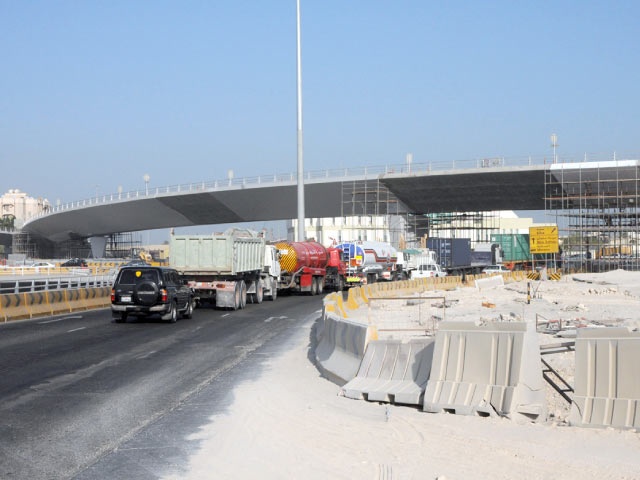 وزارة الأشغال وعدت بافتتاح جسر سترة نهاية الشهر المقبل       (تصوير: محمد المخرق
