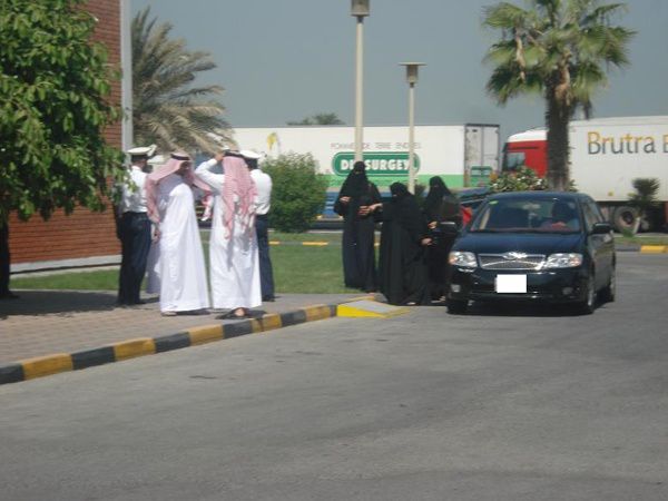 سيارات سعودية تشارك في العملية الانتخابية من الجسر