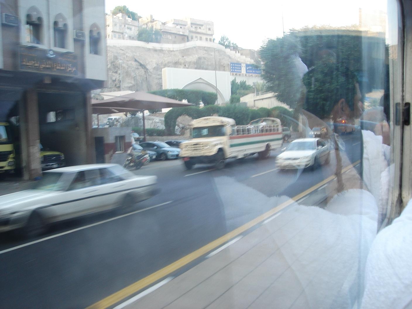 حافلة مكشوفة تتجه لذات الرحلة التي بدأها الحجاج البحرينيون 