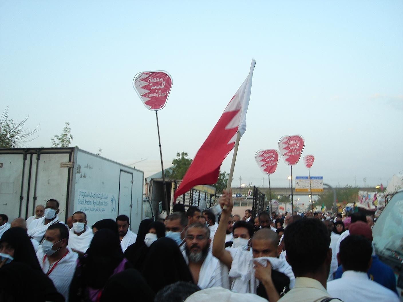 صور لنفرة حجاج بحرينيين من عرفة الى مزدلفة مساء امس