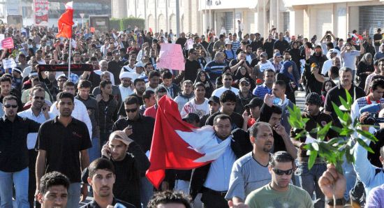 المئات من المتظاهرين خلال توجههم لدوار اللؤلؤة عقب انسحاب القوات الأمنية منه