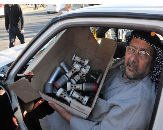 رجل معاق اهتم بجمع مخلفات الأسلحة التي استخدمتها  القوات الأمنية لفض الاعتصام بوم الخميس الماضي