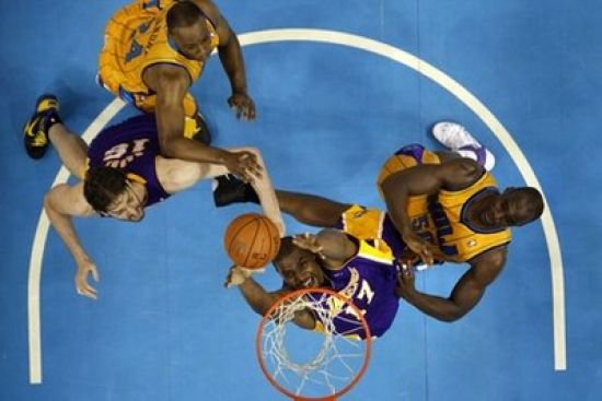 ليكرز يهزم هورنتس في بلاي أوف الـ Nba رياضة صحيفة الوسط البحرينية مملكة البحرين