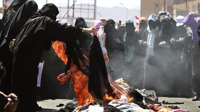 أضرمت متظاهرات يمنيات النار في البراقع وسط صنعاء.