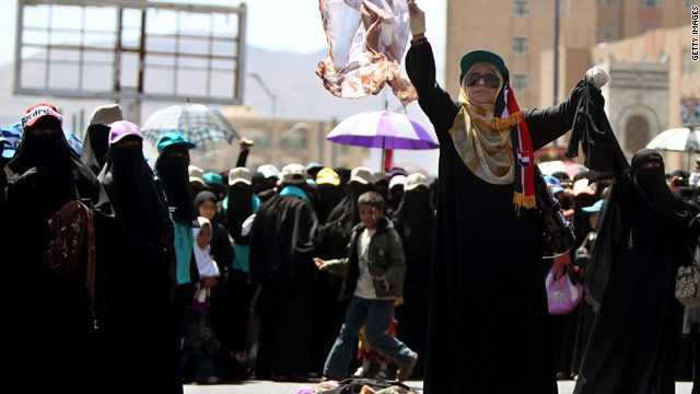 يمنيات يحرقن البرقع والحجاب احتجاجا على حكم صالح وسط العاصمة صنعاء.