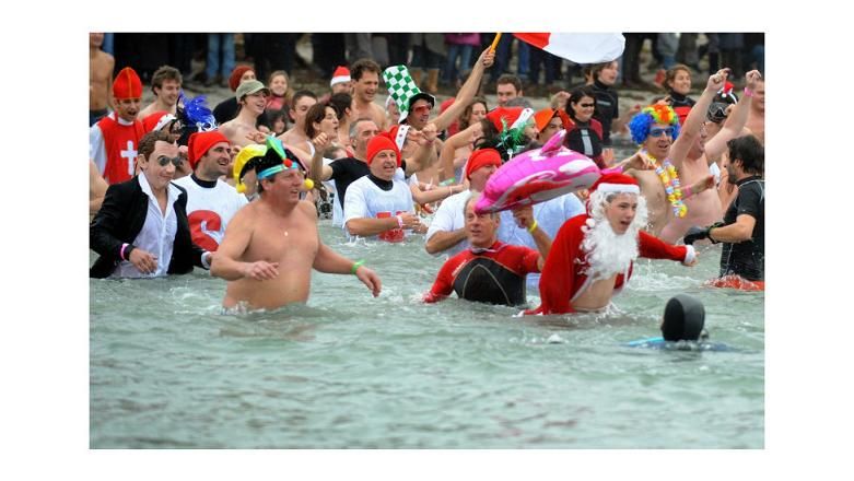 فرنسيون في احتفال تقليدي عشية العام الجديدعلى شاطئ 