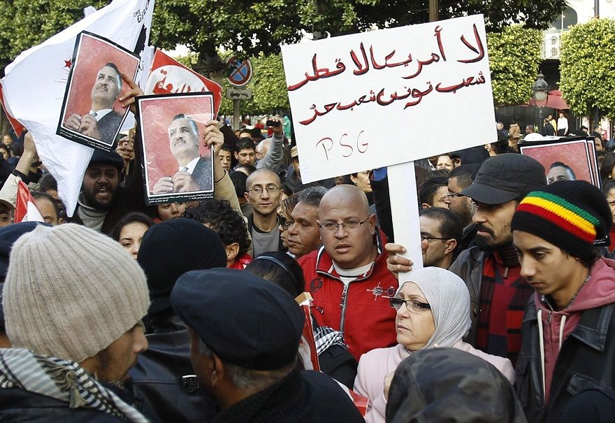 تونسيون يرفعون لافتة بعنوان 