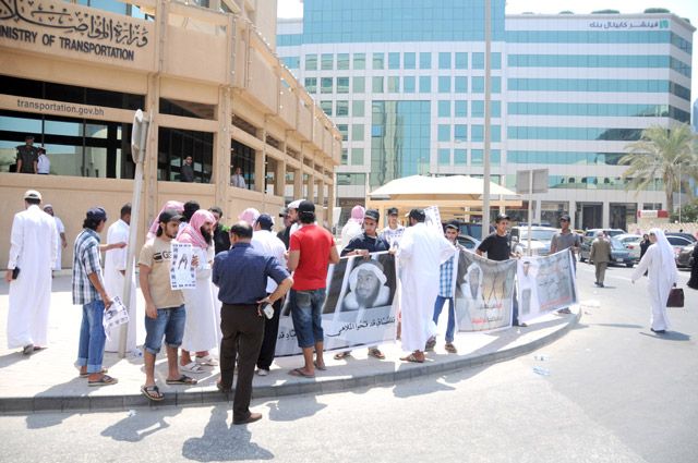 مجموعة من المواطنين اعتصمت أمام المحكمة وطالبت بإخلاء سبيل المتهمين أمس