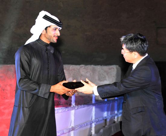 تبادل الهدايا التذكارية بين مملكة البحرين وسفير اليابان