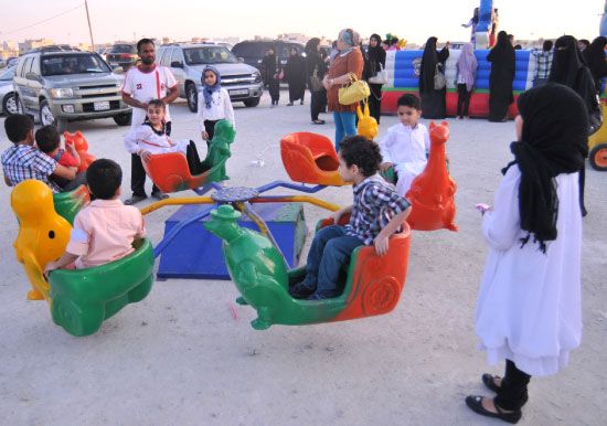 الأطفال استمتعوا بالألعاب ورمي «الحيه بيه» في البحر في أول أيام عيد الأضحى المبارك أمس - تصوير أحمد آل حيدر