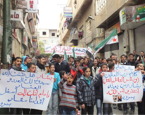 أطفال سوريون يتظاهرون ضد النظام في عيد الأضحى (رويترز)
