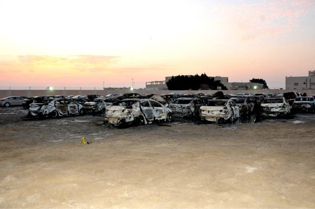 عدد من السيارات المحترقة