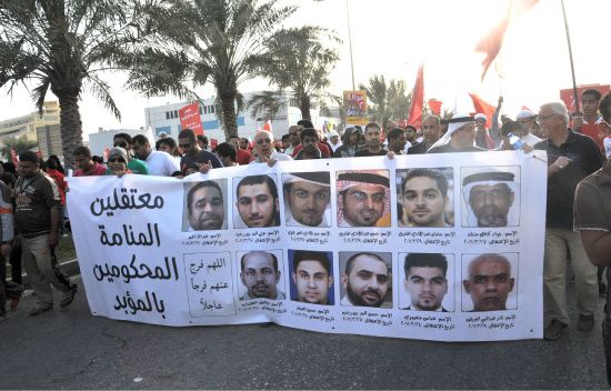 ذوو المعتقلين المحكومين بالمؤبد يرفعون صورة لأبنائهم خلال إحدى الفعاليات المطالبة بالإفراج عن المعتقلين السياسيين