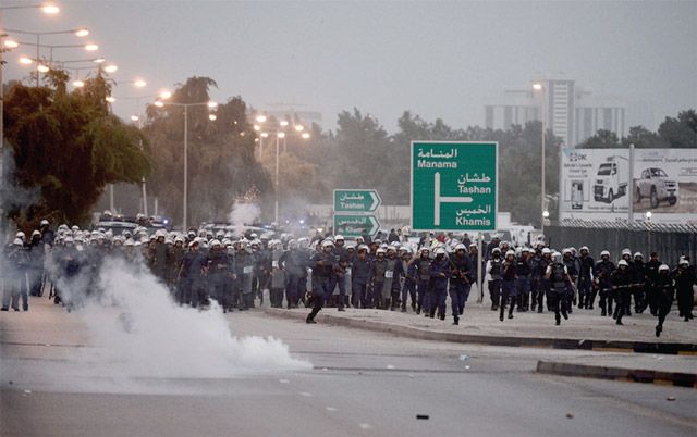 الشرطة خلال تفريقها التظاهرة التي حاولت الوصول إلى «دوار اللؤلؤة» - AFP