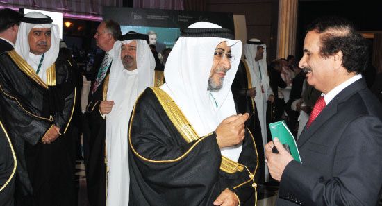 الوزير البوعينين لدى حضوره الجلسة الافتتاحية لـ «حوار المنامة» مساء أمس