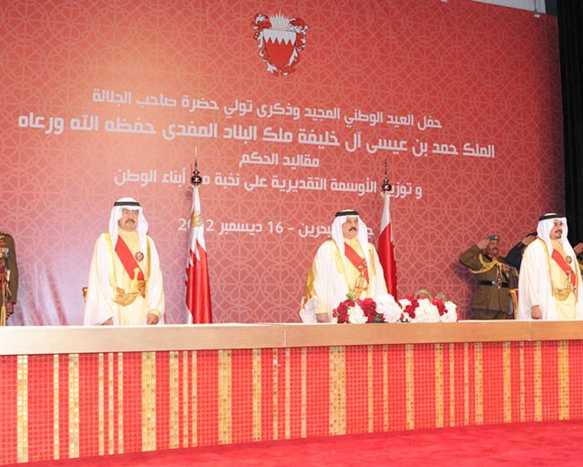 جلالة الملك وسمو رئيس الوزراء وسمو ولي العهد لدى حضورهم الاحتفال الذي أقيم في جامعة البحرين أمس  - بنا