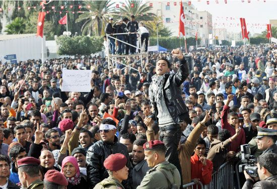 سكان سيدي بوزيد التونسية يصرخون بشعارات تدعو الرئيس منصف المرزوقي للمغادرة - afp