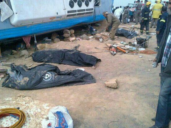 جثامين الفقيدات مغطاة قبل نقلها إلى مستشفى الملك فهد