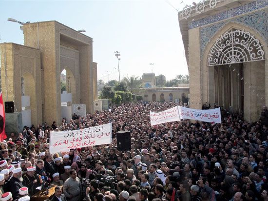 عراقيون يتظاهرون عند مرقد الإمام أبي حنيفة في الأعظمية - afp