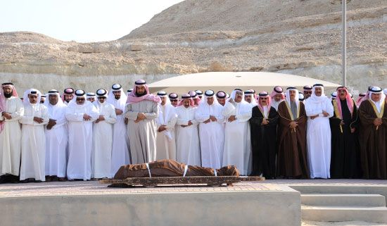 الصلاة على جثمان الفقيد الشيخ عبدالرحمن بن صباح آل خليفة