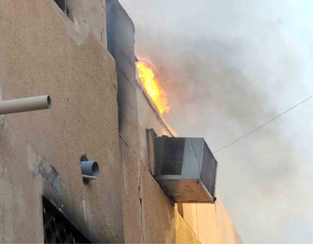 لحظة اندلاع الحريق في سكن العمال بالمنامة أمس الأول