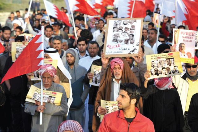 المسيرة الحاشدة للجمعيات السياسية المعارضة رفعت شعار: «ماضون حتى تحقيق المطالب» وطالبت بالإفراج عن المعتقلين أمس - AFP