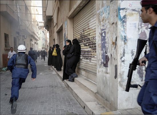 قوات الأمن تلاحق عدداً من المشاركين بمسيرة المنامة أمس- AFP