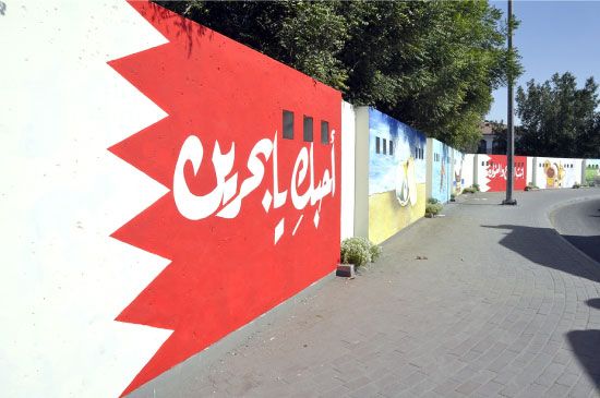 الرسومات التي زينت الجداريات المحاذية لدوار عبدالكريم في جدحفص تعكس ملامح مختلفة من تاريخ البحرين