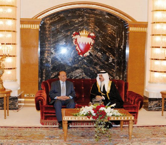 جلالة الملك أثناء لقائه الرئيس اليمني - (بنا)