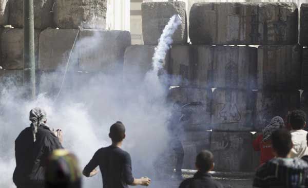 الشرطة تطلق قنابل مسيلة للدموع لتفريق متظاهرين في الاسكندرية دولية صحيفة الوسط البحرينية