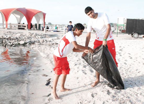 الفعالية شهدت حملة نظافة وعناية بالبيئة الساحلية