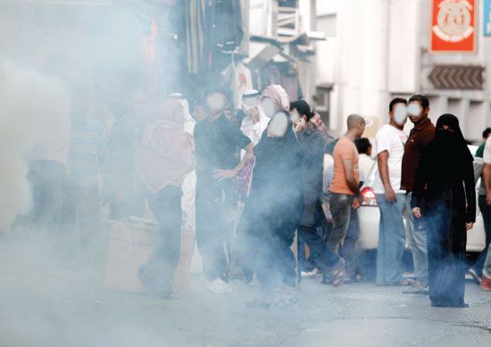 قوات الأمن استخدمت الغاز المسيل للدموع لتفريق مسيرة المنامة - رويترز