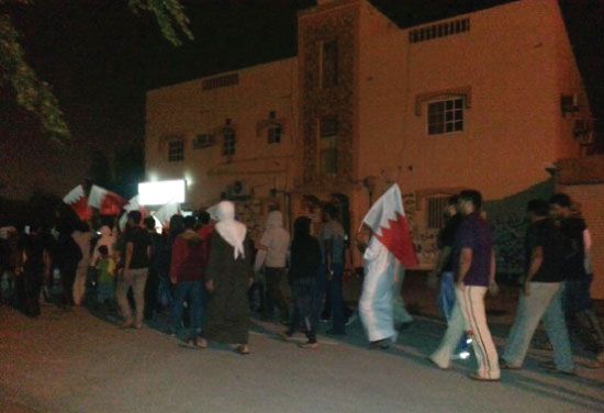 عشرات المواطنين شاركوا في المسيرة الليلية المطالبة بالإفراج عن المعتقلين كما أوصى تقرير «بسيوني»