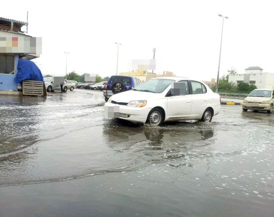 مياه الأمطار الراكدة في شوارع البحرين أمس تدل على سوء الصرف الصحي