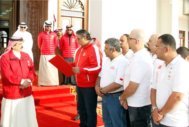 جلالة الملك مستقبلاً المشاركين في فعالية «البحرين بخير»  - بنا