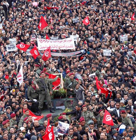حشود من التونسيين في تشييع جثمان المعارض شكري بلعيد - رويترز