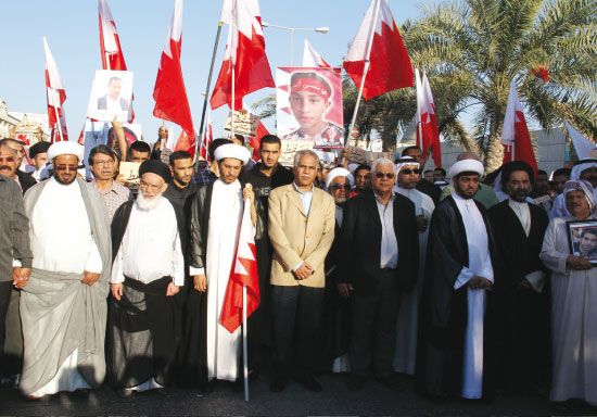 قادة الجمعيات المعارضة لدى مشاركتهم في المسيرة - تصوير محمد المخرق