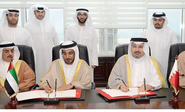 الجانبان البحريني والإماراتي أثناء توقيع مذكرة التفاهم - بنا