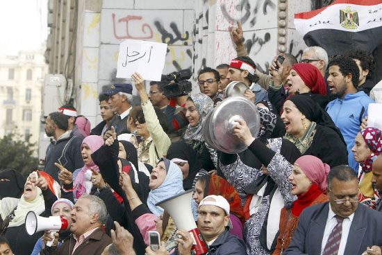   متظاهرون ضد الحكومة المصرية في القاهرة أمس - reuters