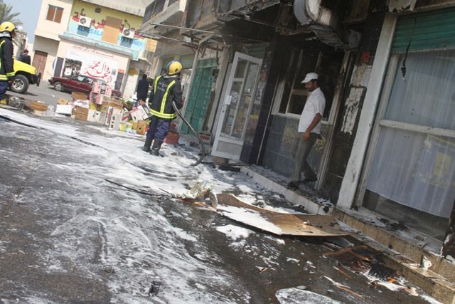 آثار الحريق في المحلات التجارية في السنابس أمس