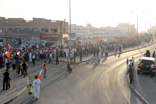 المشاركون في مسيرة الجمعيات المعارضة بسترة رددوا شعارات المطالب الشعبية ورفعوا أعلام البحرين
