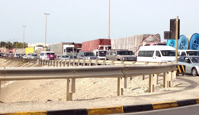 طابور طويل من الشاحنات والسيارات الخاصة قرب بوابة العبور إلى جسر الملك فهد وحتى منطقة القريّة بعد سار