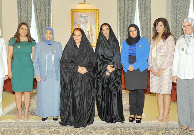 قرينة عاهل البلاد مع الفائزات بجائزة «امتياز الشرف» لرائدة العمل البحرينية الشابة