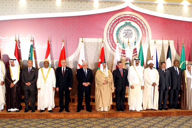 عاهل البلاد لدى مشاركته في القمة العربية الرابعة والعشرين في الدوحة أمس - بنا