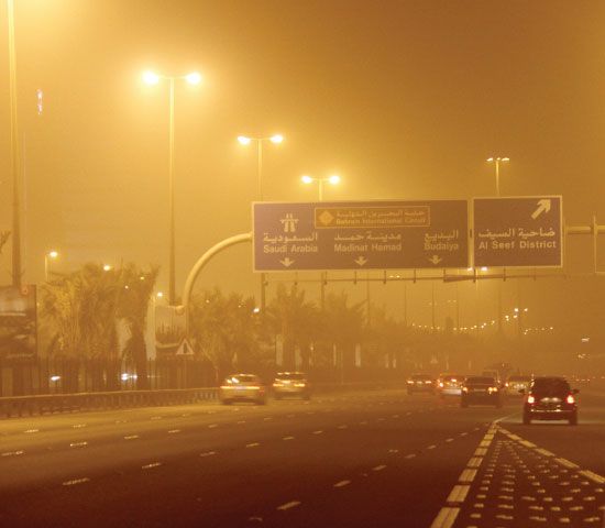 الغبار يغطي أجواء البحرين مساء أمس - تصوير محمد المخرق