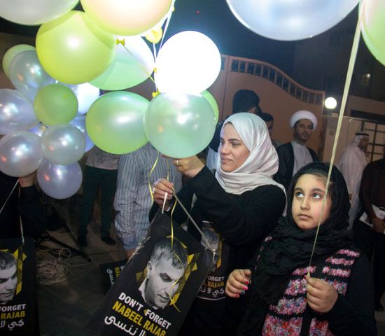 زوجة نبيل رجب تحمل البالونات مع صورة زوجها في ختام فعاليات «كي لا ننسى النبيل»