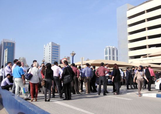موظفون تجمعوا خارج مقر عملهم في ضاحية السيف بعد الهزة الأرضية-تصوير احمد ال حيدر