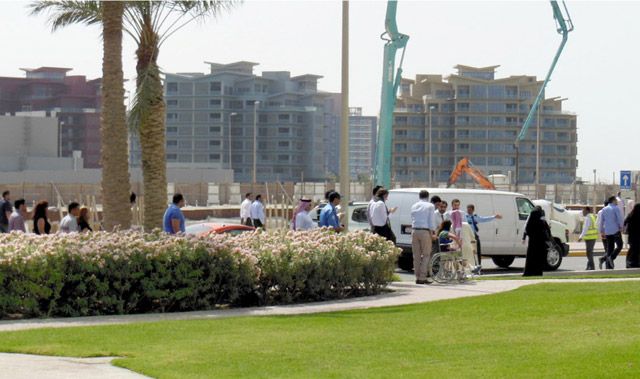 موظفون يغادرون مكاتبهم في المنامة بعد شعورهم بالهزة - تصوير : محمد الجدحفصي